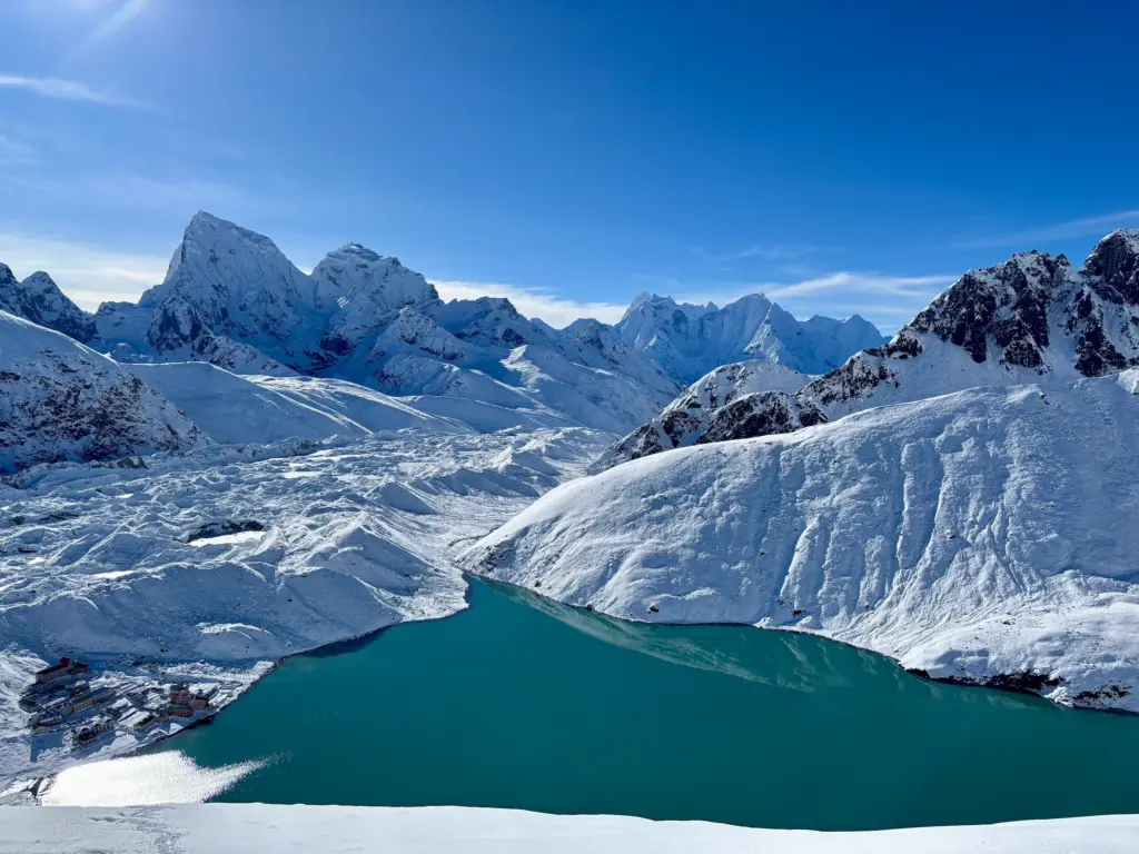 gokyo-lake-everest-base-camp-trek-tuerkisdblauer-lake-eingebettet-schneebedeckte-himalaya-berge