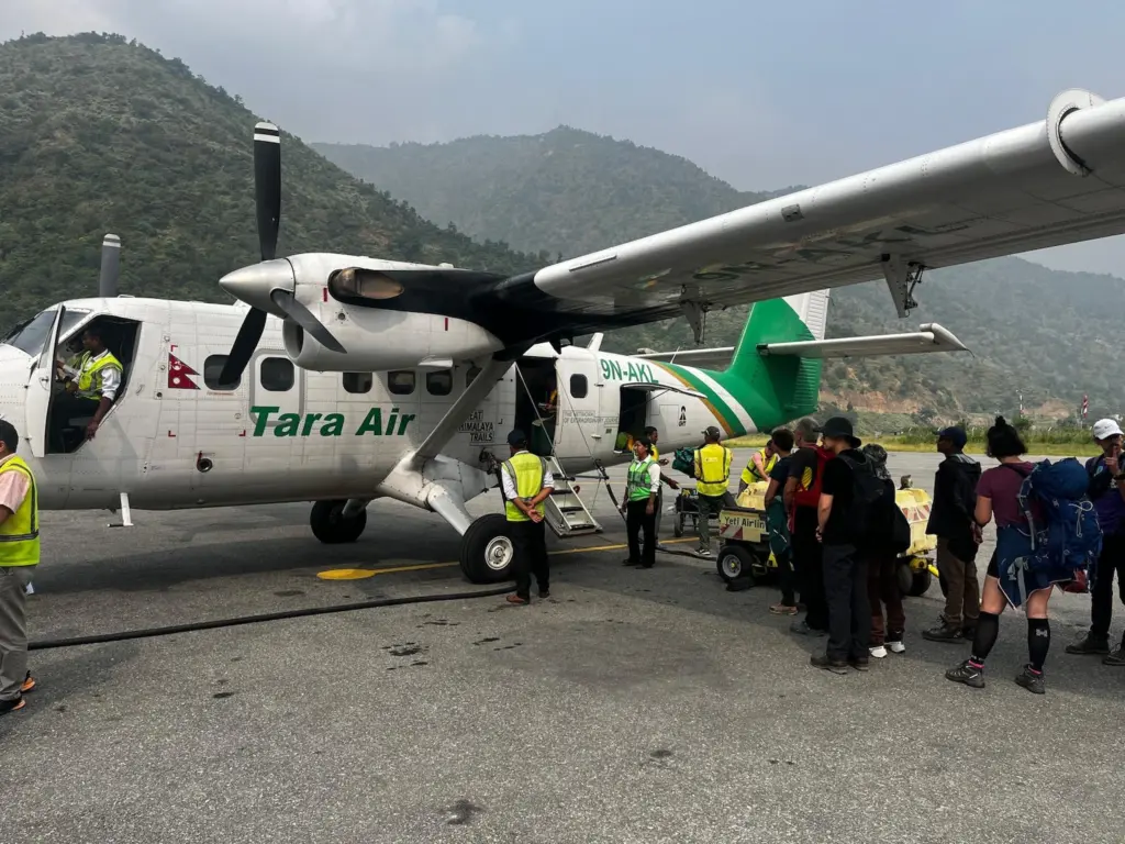 airport-manthali-passagiere-steigen-in-tara-flieger-nach-lukla
