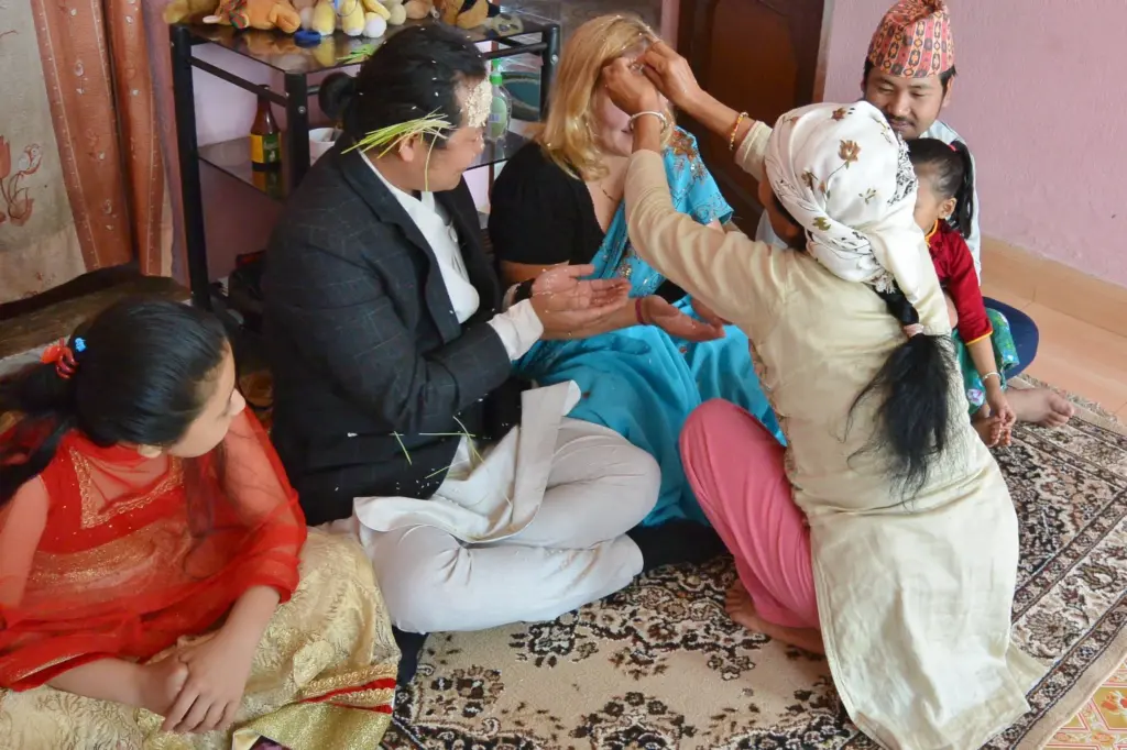 dashain-festival-mutter-gibt-allen-rotes-tikka-nepal