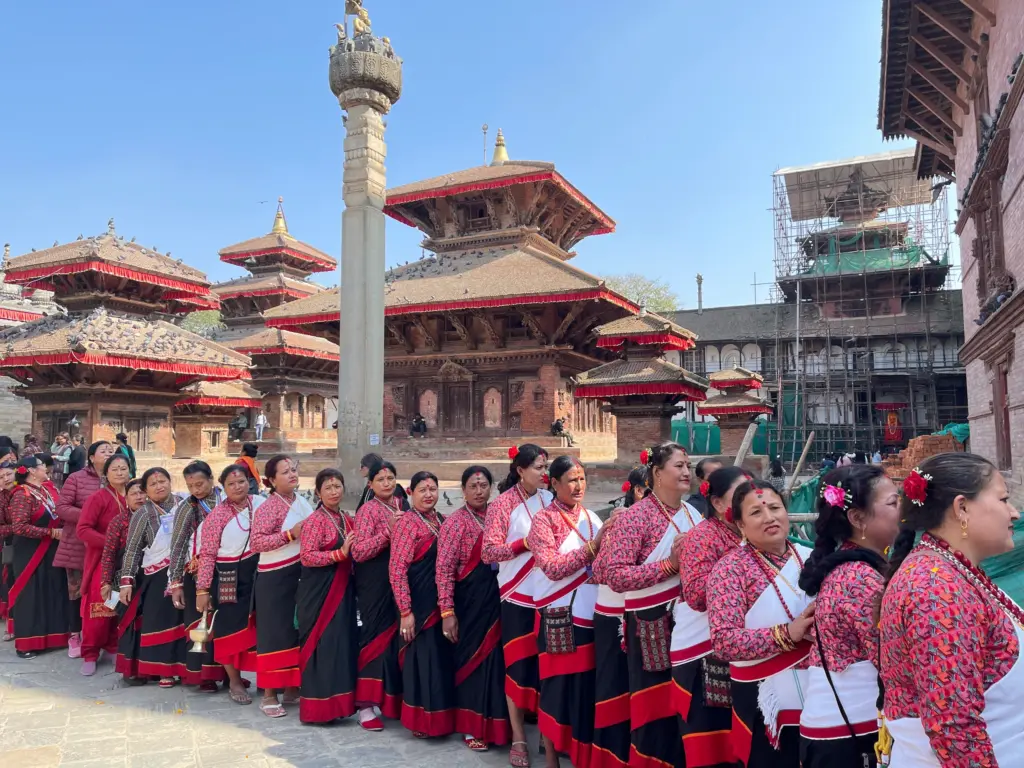 als-frau-allein-in-nepal-newar-ladys-in-traditioneller-kleidung-durbar-sqaere