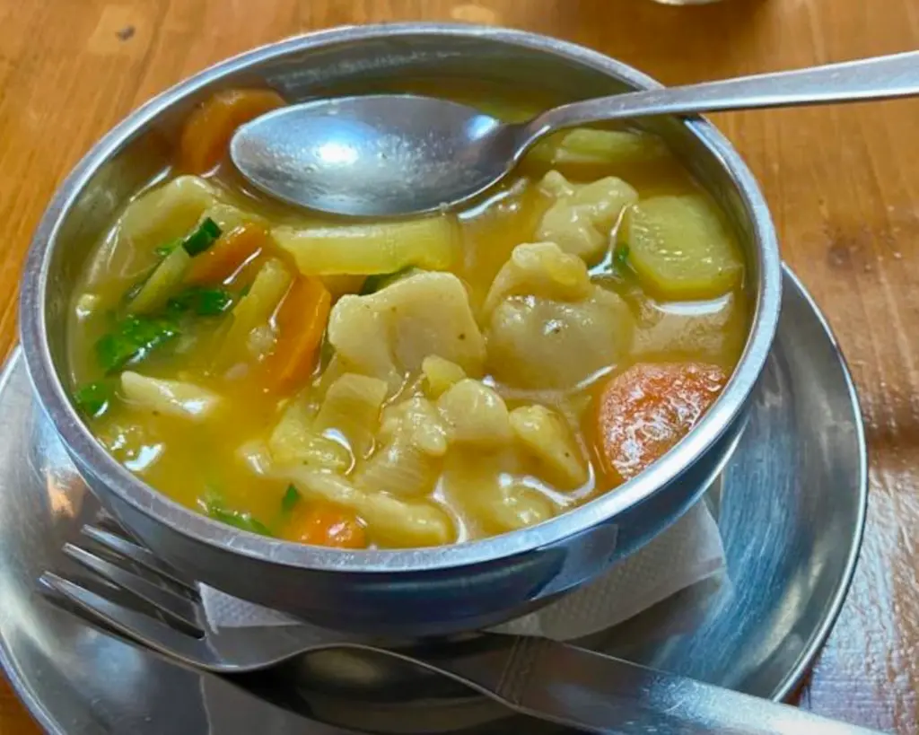 sherpa-stew-essen-nudelsuppe-everest-region
