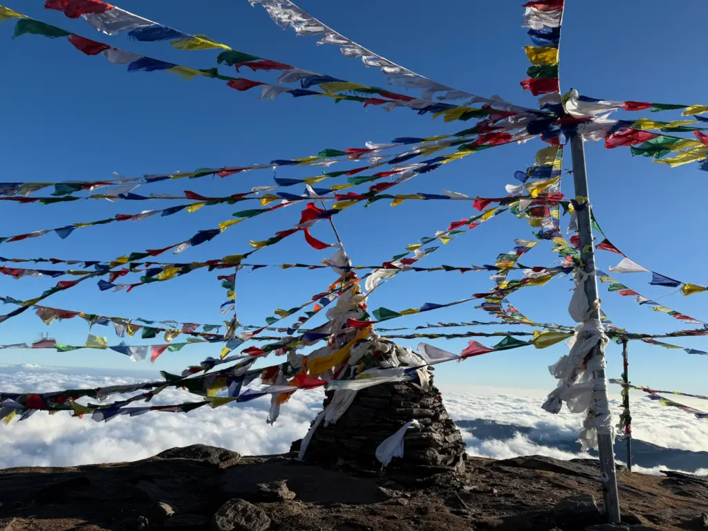 gebetsfahnen-im-wind-pikey-peak-gipfel-nepal