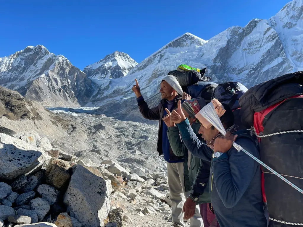 sherpa-traeger-everest-region-nepal

