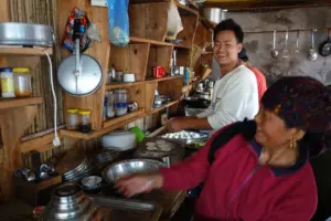 spass-beim-kochen-nepal-trekking-teahouse-lodge-kueche